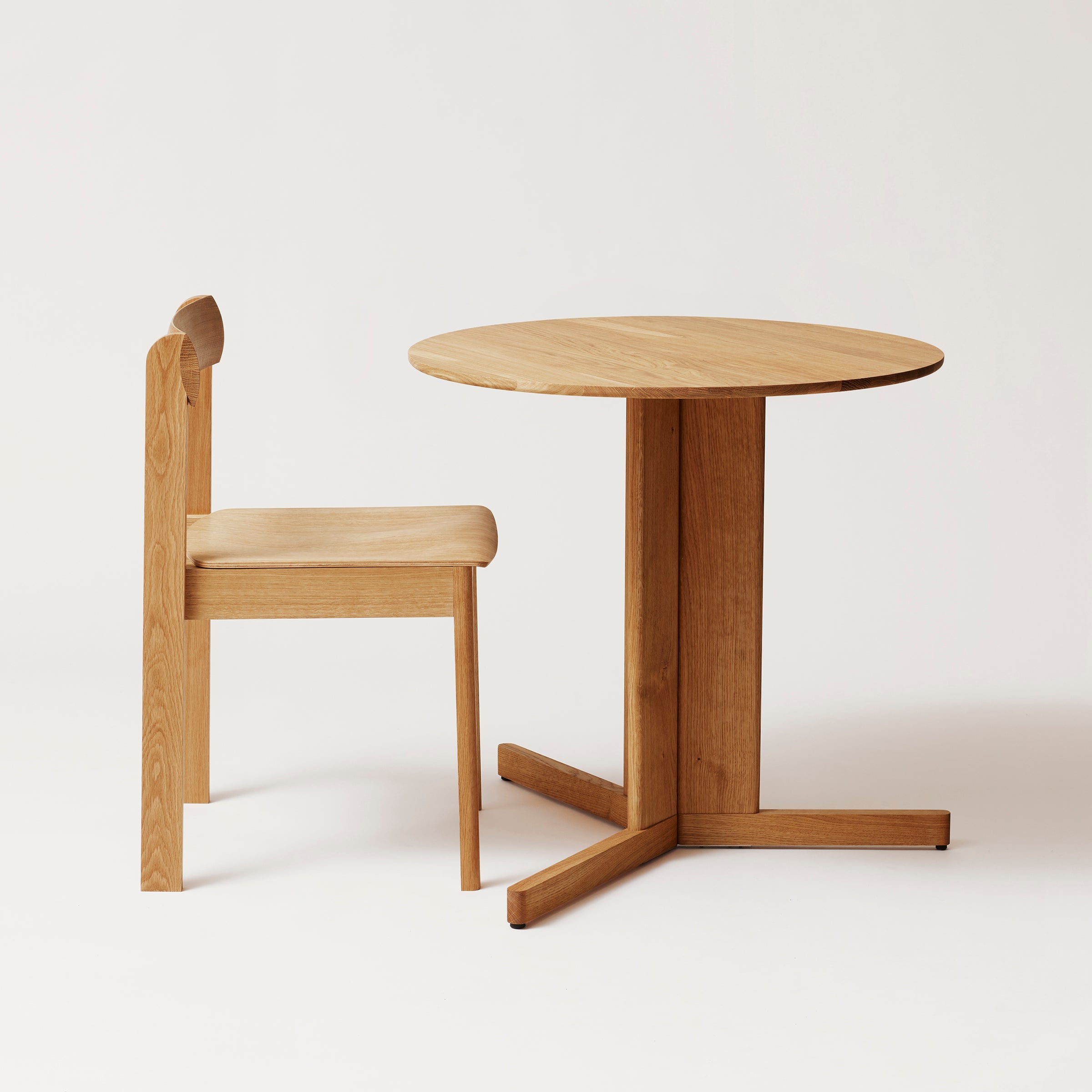 Trefoil Round Table - 3 Legs - Oak