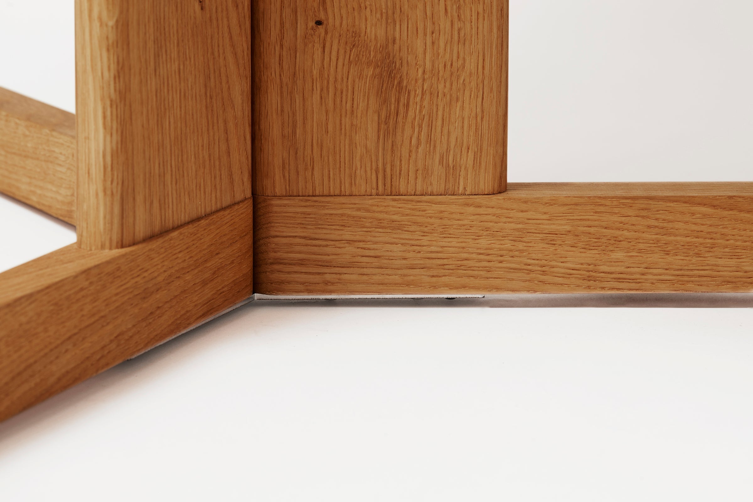 Trefoil Round Table - 3 Legs - Oak