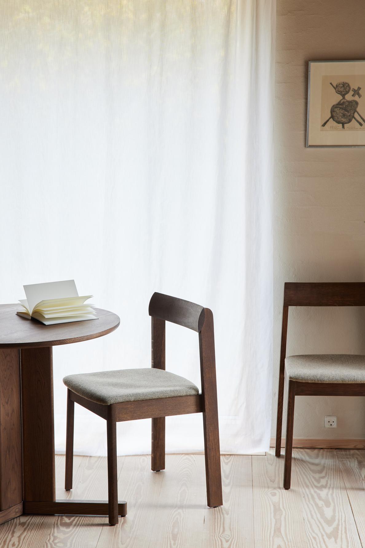 Trefoil Round Table - 3 Legs - Smoked Oak