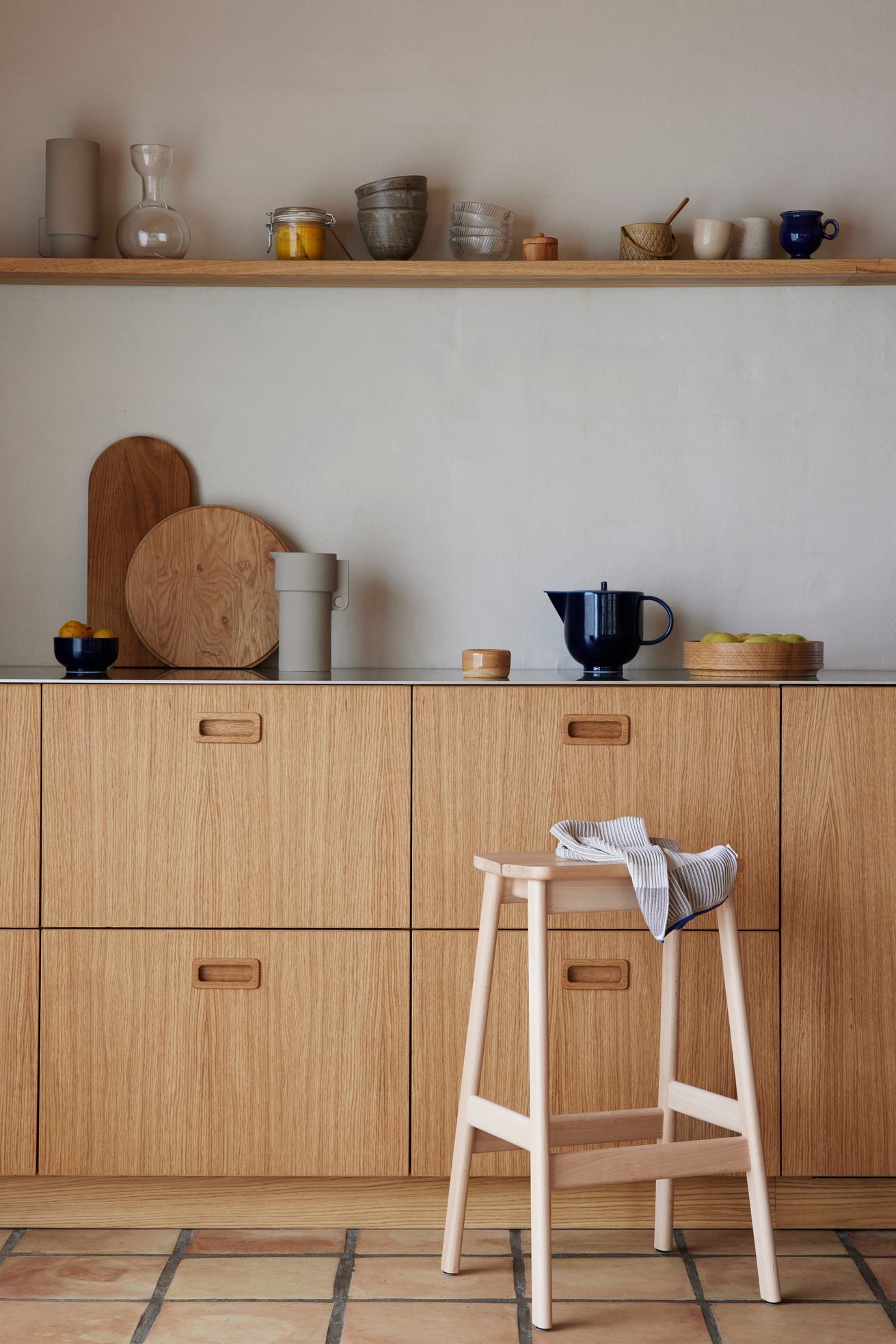 Angle Standard Bar Stool 65 - Beech