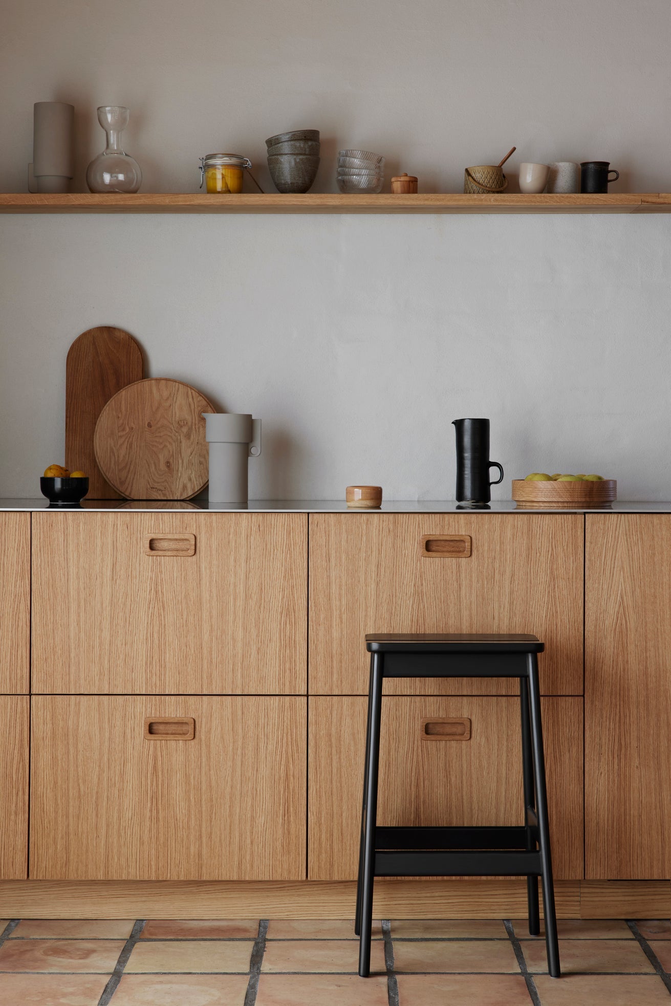 Angle Standard Stool 65 - Black-stained Beech