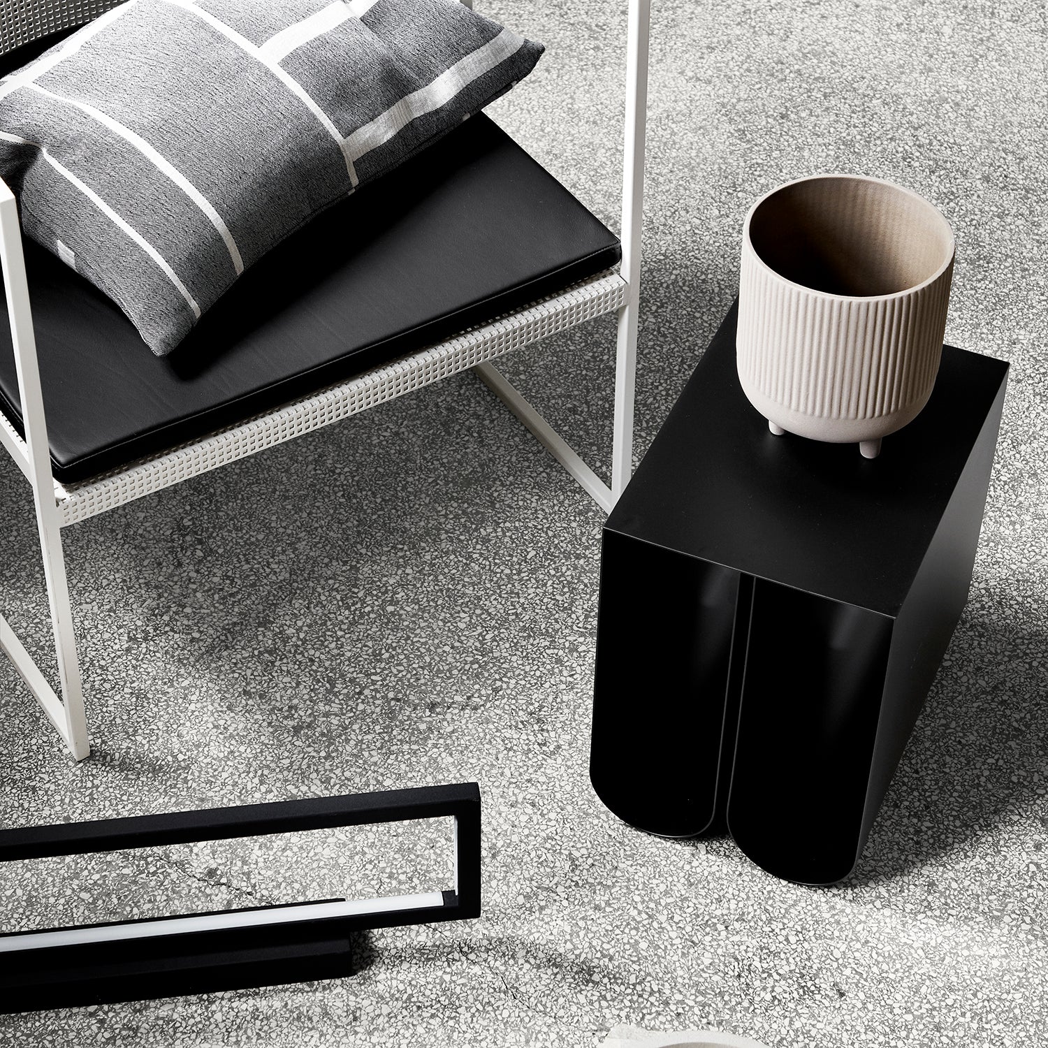 Curved Side Table - Black