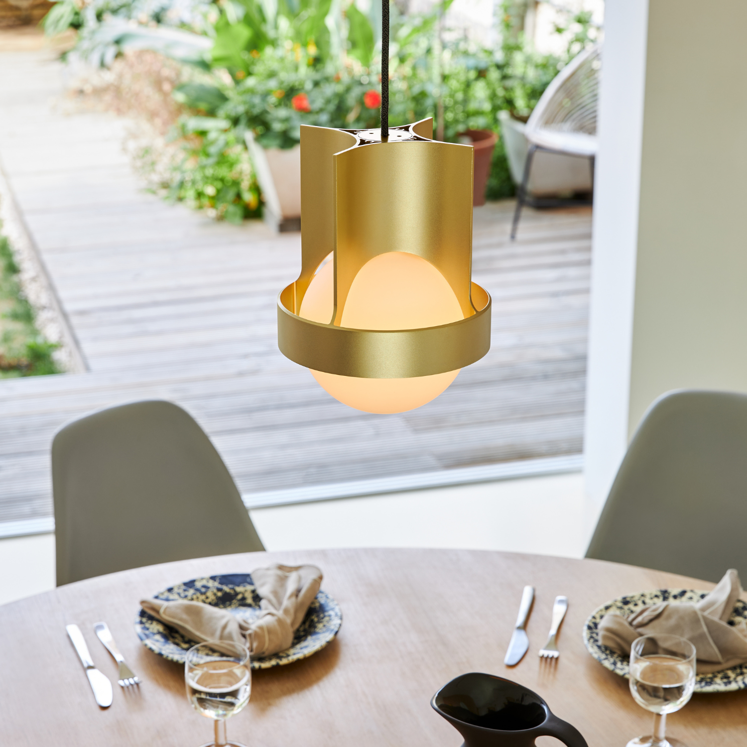 Loop Single Pendant in Gold + Sphere IV