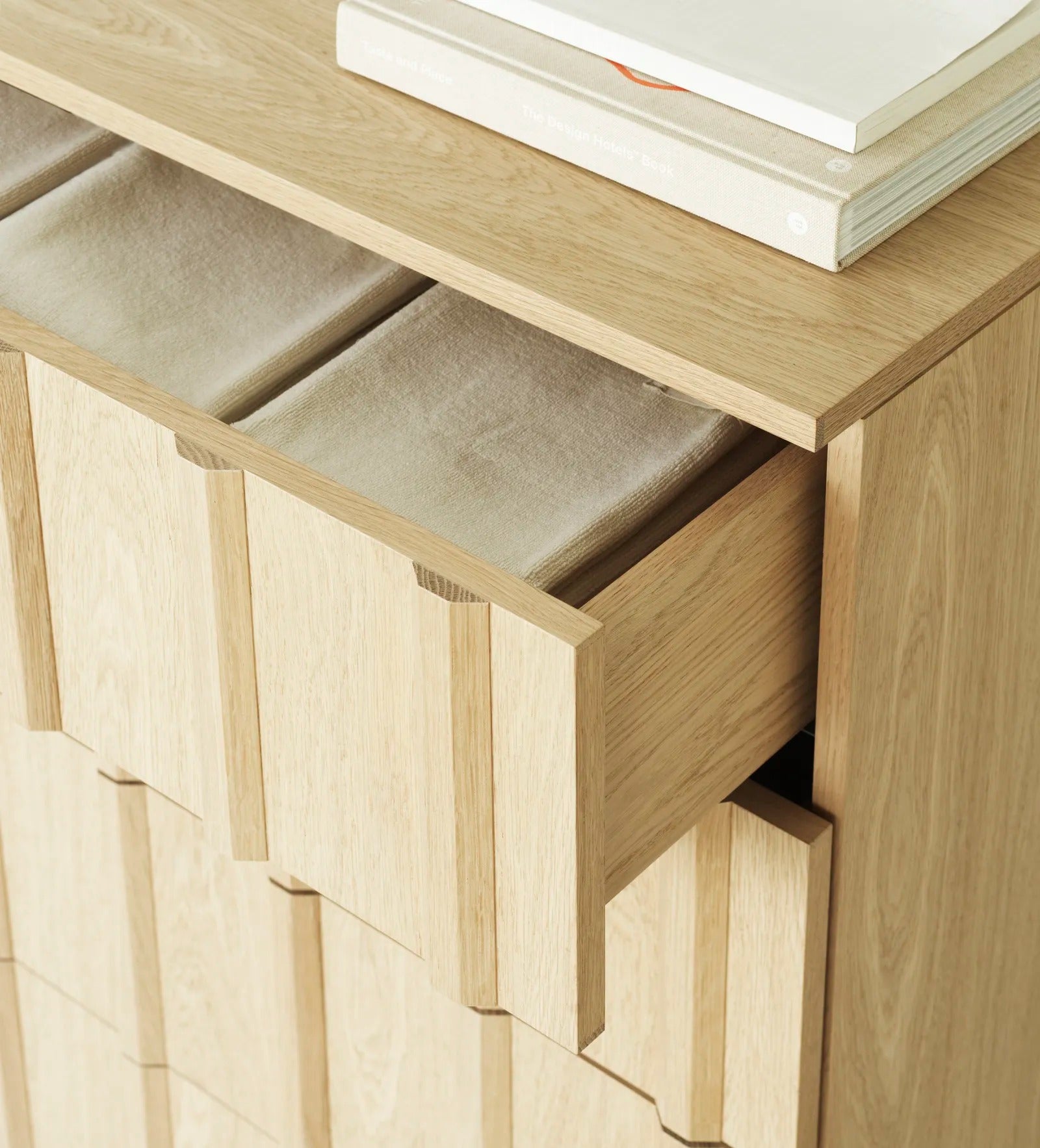 Rib Dresser w. 4 Drawers